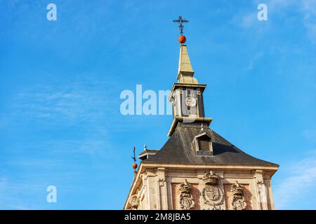 Façade de la tour de la Casa de la Villa, 1692, la vieille mairie de la Plaza de la Villa, centre de Madrid, Espagne, Europe. Architecte Juan Gomez de Mora. Banque D'Images