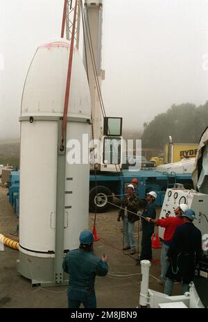 La documentation est faite sur le premier lancement de la fusée Taurus. Le Taurus Rocket mesure 90 pieds et pèse 75 tonnes. L'étage de charge utile est chargé depuis le tombereau de transport et prêt à être accouplés au servofrein Taurus. Cette section contient les deux satellites qui doivent être mis en orbite par le nouveau système. Base: Vandenberg Air Force base État: Californie (CA) pays: États-Unis d'Amérique (USA) Banque D'Images