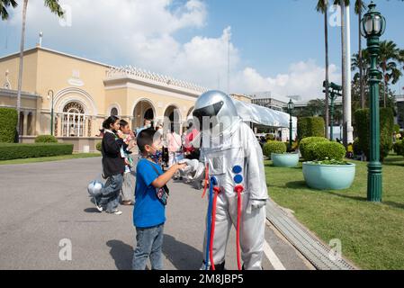 Bangkok, Thaïlande. 14th janvier 2023. Atmosphère les pères, les mères et les parents ont amené leurs enfants à visiter la Journée nationale de l'enfance, à la Maison du Gouvernement, Bangkok, Thaïlande, samedi, 14 janvier, 2023. C'est le retour de l'événement encore une fois, après l'année dernière, il y a eu une situation grave de la coronavirus 2019 (COVID-19). (Photo de Teera Noisakran/Pacific Press/Sipa USA) crédit: SIPA USA/Alay Live News Banque D'Images