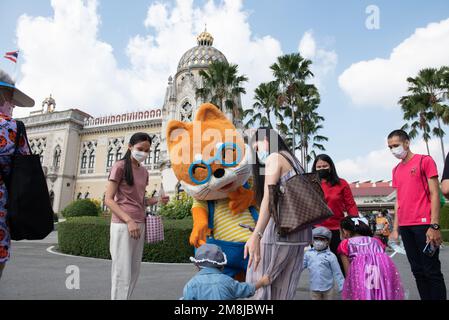 Bangkok, Thaïlande. 14th janvier 2023. Atmosphère les pères, les mères et les parents ont amené leurs enfants à visiter la Journée nationale de l'enfance, à la Maison du Gouvernement, Bangkok, Thaïlande, samedi, 14 janvier, 2023. C'est le retour de l'événement encore une fois, après l'année dernière, il y a eu une situation grave de la coronavirus 2019 (COVID-19). (Photo de Teera Noisakran/Pacific Press/Sipa USA) crédit: SIPA USA/Alay Live News Banque D'Images