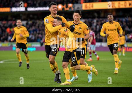 Daniel Podence #10 de Wolverhampton Wanderers célèbre son but avec Mateus Nunes #27 de Wolverhampton Wanderers Hwang Hee-Chan #11 de Wolverhampton Wanderers lors du match Premier League Wolverhampton Wanderers vs West Ham United à Molineux, Wolverhampton, Royaume-Uni, 14th janvier 2023 (photo par Ben Roberts News) Banque D'Images