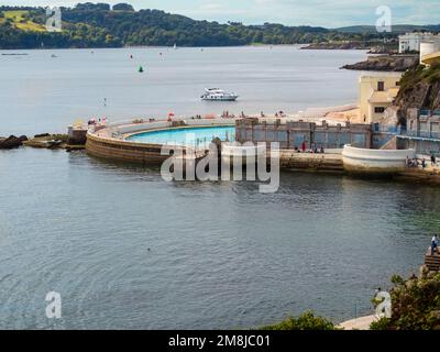 Intérieur Lido sur le front de mer de Plymouth Hoe, Devon, Royaume-Uni. Côte des Cornouailles en haut. Banque D'Images