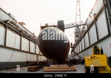 Vue depuis le pont du puits principal du quai auxiliaire de réparation moyenne SHIPPINGPORT (ARDM-4) en regardant le sous-marin d'attaque nucléaire USS MIAMI (SSN-755). Le MIAMI fait l'objet d'une inspection de la coque au cours d'une révision de routine à la base sous-marine de New London. Base : base navale sous-marine, Groton État : Connecticut (CT) pays : États-Unis d'Amérique (USA) Banque D'Images