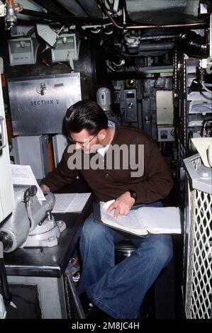 Machiniste Mate First Class (MM1) Robert Ramos écrit le calendrier des prochains trimestres du PMS à bord du sous-marin d'attaque nucléaire USS MIAMI (SSN-755). Base : base navale sous-marine, Groton État : Connecticut (CT) pays : États-Unis d'Amérique (USA) Banque D'Images