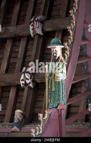 Figurine en bois de Saint Philip, patron de hatters. Une des douze statues des Apôtres de Jésus. Église Saint-Jean-Baptiste, Bere Regis, Dorset, Angleterre. Banque D'Images