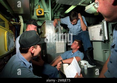 (De gauche à droite) troisième classe du compagnon machiniste (MM3) Charles Shuemaker, deuxième classe du compagnon machiniste (mm2) Kyle Myseth, première classe du compagnon machiniste (MM1) Darren Davis, troisième classe du compagnon machiniste (MM3) Brian Grigsby et deuxième classe du compagnon machiniste (mm2) Kyle Myseth, Et , Machaniniste Mate second Class (mm2) Kenneth Wirth se réunit pour une réunion de division dans leur espace de travail à bord du sous-marin d'attaque nucléaire USS NORFOLK (SSN-714). Pays: Chesapeake Bay Banque D'Images