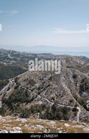 Côté montagne avec une route sinueuse étroite Banque D'Images