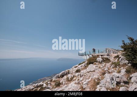 Le point d'observation touristique de la passerelle Biokovo Skywalk s'atteint sur le flanc de la montagne en Croatie Banque D'Images