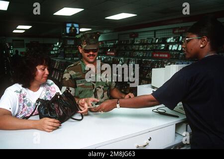 Machiniste Mate First Class (MM1) Martin Rivera et son épouse, Aracelis, sélectionnent une cassette vidéo à louer à la boutique de location de vidéos de la Station navale de Guantanamo. MM1 Rivera travaille pour le service de sécurité de la base. Base: Guantanamo Bay pays: Cuba (CUB) Banque D'Images