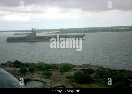 Vue aérienne à tribord du porte-avions à propulsion nucléaire USS GEORGE WASHINGTON (CVN-73) au départ de la roadstead pour son premier déploiement en mer Méditerranée. Au premier plan se trouve la vieille batterie de défense côtière de fort Wool. En arrière-plan se trouve l'hôtel historique Chamberlain situé sur point Comfort avec les États-Unis L'histoire du fort de l'armée à droite de l'hôtel. Base: Hampton roadstead État: Virginie (va) pays: Etats-Unis d'Amérique (USA) Banque D'Images