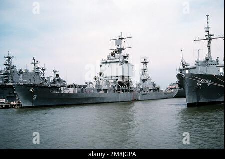 Une vue d'avant-garde du premier navire de guerre de surface au monde, le croiseur de missiles guidé USS LONG BEACH (CGN 9), attaché au côté sud de l'embarcadère 8 de la station navale de Norfolk. Le navire a récemment été transféré de la flotte du Pacifique à la flotte de l'Atlantique et sera mis hors service dans un proche avenir. Base: Hampton roadstead État: Virginie (va) pays: Etats-Unis d'Amérique (USA) Banque D'Images