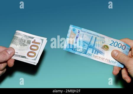 Les conflits du dollar rouble, le dollar banknote et le dollar rouble, rouble vs dollar , crise économique Banque D'Images