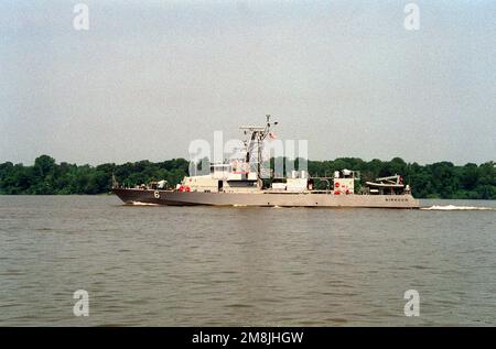 Une vue du côté du port du bateau de patrouille côtière USS SIROCCO (PC-6) tandis que le bateau navigue le long de la rivière en passant par fort Washington en route vers Norfolk, Virginie Base: Potomac River pays: Etats-Unis d'Amérique (USA) Banque D'Images