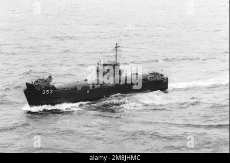 Vue aérienne de l'avant-port du navire d'atterrissage moyen taiwanais MEI PENG (LSM-353) en cours. Le navire est l'ancien navire américain Marine LSM-1 classe LSM-471. Pays: Mer de Chine méridionale Banque D'Images