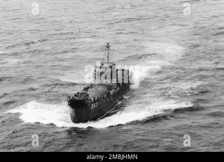Vue aérienne de l'avant-port du navire d'atterrissage moyen taiwanais MEI PENG (LSM-353) en cours. Le navire est l'ancien navire américain Marine LSM-1 classe LSM-471. Pays: Mer de Chine méridionale Banque D'Images