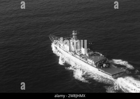 Vue aérienne du quartier portuaire d'un navire d'entraînement de cadets de la République populaire de Chine ZHENG HE (81) en cours. Pays: Mer de Chine méridionale Banque D'Images