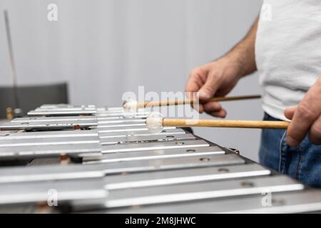 Gros plan d'une personne jouant sur un xylophone Banque D'Images