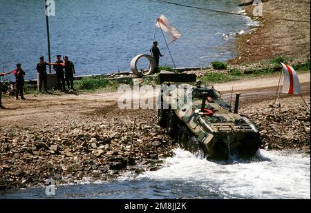 Une fois les opérations d'entraînement multidisciplinaire terminées, un véhicule d'assaut amphibie russe BTR-70 sort de l'eau sur une plage isolée près de Vladivostok. Des exercices de pratique russes ont été achevés au cours de l'exercice combiné américano-russe de secours en cas de catastrophe. Objet opération/série: COOPÉRATION DE LA BASE MARITIME: Vladivostok État: Sibérie pays: Russie (RUS) Banque D'Images