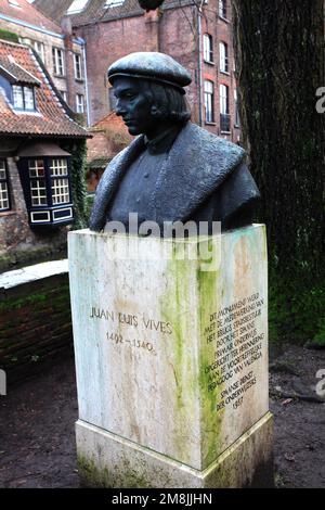 Juan Luis Vives statue, Bruges, Flandre occidentale, ville flamande de Belgique. Banque D'Images