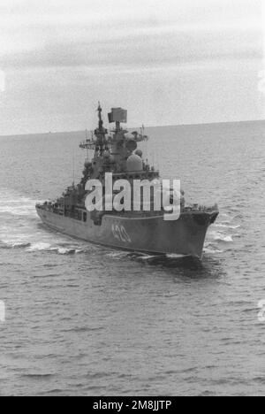 Vue aérienne du destroyer de missile guidé de classe Sovremenny Rastoropny (BRK-420) de la flotte russe du Nord en cours. Pays: Mer Baltique Banque D'Images