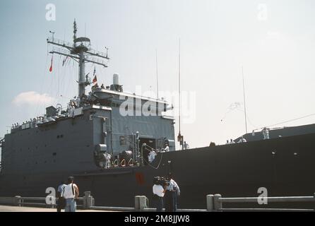 Des lignes de transport sont jetées vers l'embarcadère depuis le navire-citerne USS FAIRFAX COUNTY (LST-1193) alors que le navire arrive pour s'arrimer à l'embarcadère Robinson South. Le COMTÉ DE FAIRFAX effectue cette dernière visite portuaire dans son comté de homonyme avant d'être transféré à la Marine australienne plus tard ce mois-ci. Base: Alexandria État: Virginie (va) pays: Etats-Unis d'Amérique (USA) Banque D'Images