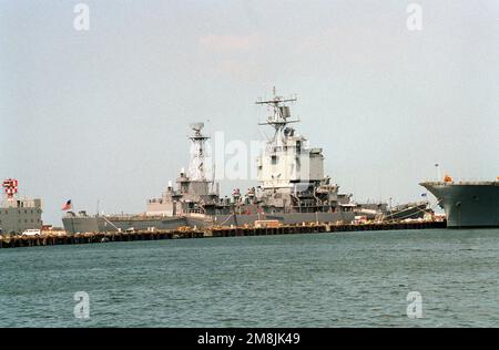 Vue à tribord du premier navire de guerre de surface au monde, le croiseur de missiles guidé USS LONG BEACH (CGN-9), arrimée à l'embarcadère numéro 12 de la station navale de Norfolk. Le LONG BEACH doit être remorqué jusqu'au Newport News Ship Building et Dry Dock Corporation sur la rivière James le 8th juillet en vue de la désaffectation. Base: Hampton roadstead État: Virginie (va) pays: Etats-Unis d'Amérique (USA) Banque D'Images