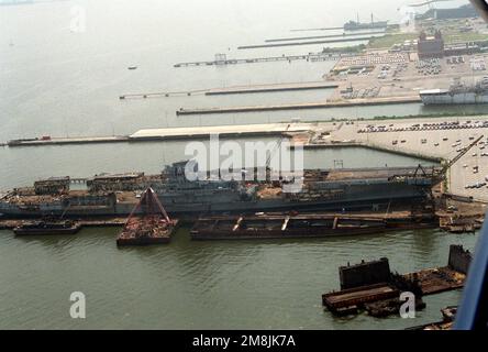 Vue aérienne à tribord du porte-avions CORAL SEA (CV-43) montrant l'état d'avancement de la mise au rebut du navire. Le navire est arrivé à Lambert point sur 6 juillet 1993 et il faudra de six à neuf mois de plus pour que la compagnie de récupération Seawitch termine la tâche de couper le navire. Base: Baltimore État: Maryland (MD) pays: Etats-Unis d'Amérique (USA) Banque D'Images