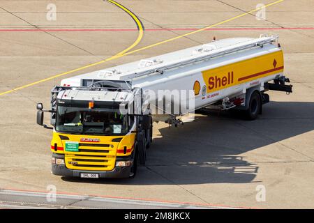 Camion Scania P270 Shell Kerosine véhicule ravitailleur roulant sur le tarmac de l'aéroport de Berlin-Tegel. Berlin, Allemagne - 1 juin 2016 Banque D'Images