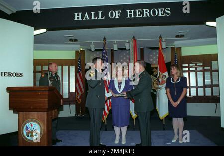 LE GÉN Gordon R. Sullivan (à l'extrême gauche), CHEF D'ÉTAT-MAJOR de l'Armée, observe le MGÉN Michael J. Nardotti, Jr. (Deuxième à partir de la gauche), qui administre le serment d'office de GEN John H. Tilelli, Jr. À titre de nouveau vice-CHEF d'ÉTAT-MAJOR. L'épouse DU GÉN Tilelli, Valerie, aide en tenant la Bible comme leur fille Jeanne (à droite) regarde. Base: Pentagone État: District de Columbia (DC) pays: Etats-Unis d'Amérique (USA) Banque D'Images