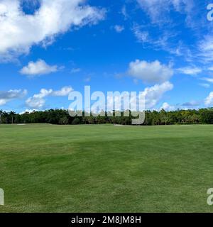 Jupiter, FL États-Unis - 31 mai 2022 : le tee d'entraînement au parcours de golf national de Trump à Jupiter, Floride. Banque D'Images