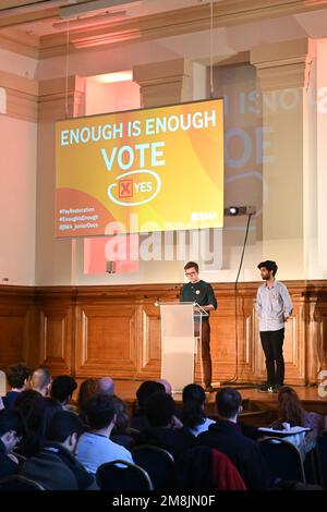 Londres, Royaume-Uni. 14 janvier 2023. Le président Rob Laurenson et Vivek Trivedi du Comité des médecins juniors de l'AMB au Royaume-Uni tiennent un rassemblement pour la restauration des salaires au Central Hall Westminster. Crédit : voir Li/Picture Capital/Alamy Live News Banque D'Images