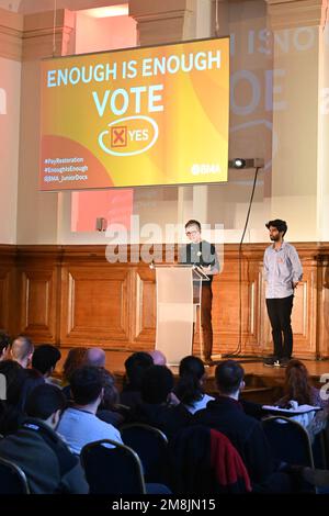 Londres, Royaume-Uni. 14 janvier 2023. Le président Rob Laurenson et Vivek Trivedi du Comité des médecins juniors de l'AMB au Royaume-Uni tiennent un rassemblement pour la restauration des salaires au Central Hall Westminster. Crédit : voir Li/Picture Capital/Alamy Live News Banque D'Images