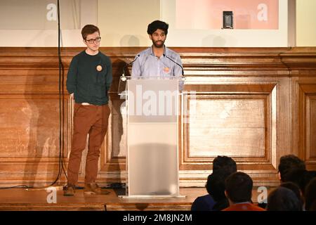 Londres, Royaume-Uni. 14 janvier 2023. Le président Rob Laurenson et Vivek Trivedi du Comité des médecins juniors de l'AMB au Royaume-Uni tiennent un rassemblement pour la restauration des salaires au Central Hall Westminster. Crédit : voir Li/Picture Capital/Alamy Live News Banque D'Images