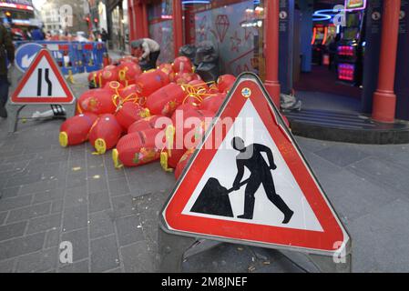 Londres, Angleterre, Royaume-Uni. Des piles de lanternes chinoises dans le quartier chinois, comme les anciennes, sont remplacées par des nouvelles lors des préparatifs du nouvel an chinois, janvier 2023 Banque D'Images
