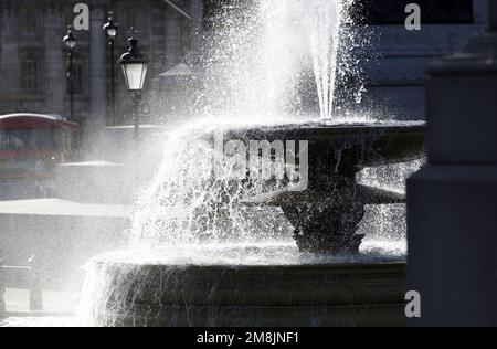 Londres, Angleterre, Royaume-Uni. Fontaine rétro-éclairée de Trafalgar Square Banque D'Images