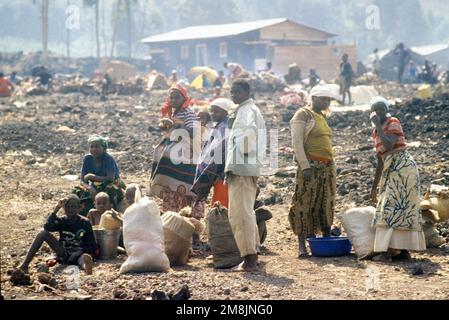 Les réfugiés rwandais qui sont venus à Goma après qu'une guerre civile ait éclaté dans leur pays. Objet opération/série: Base de soutien à l'espoir: Goma pays: Zaïre (ZAR) Banque D'Images