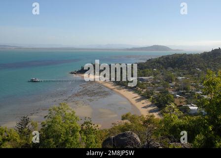 Vue de Hawkings point en direction de Picnic Bay et de la jetée avec le continent au loin, Magnetic Island, Queensland, Australie Banque D'Images