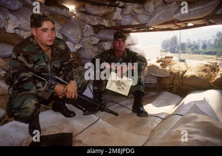 ÉTATS-UNIS Le PFC de l'armée Dominic Betbeze (à gauche) et SGT David Curtis, 3rd peloton 325th Charlies Company, ABCT, brigade d'infanterie SEATAF, Vicenza, Italie, Dans un bunker situé au-dessus de la tour de contrôle de l'aéroport, vérifiez le manuel de la mitrailleuse M-60. Objet opération/série: RÉTABLIR LA BASE DE L'ESPOIR: Kigali pays: Russie (RUS) Banque D'Images