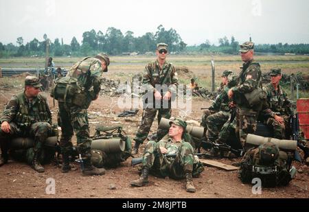 Le personnel de l'armée des États-Unis fait une pause au camp de réfugiés de Kibumba. Ils font partie de la force des Nations Unies qui aide environ 1,2 millions de réfugiés rwandais qui ont fui au Zaïre après qu'une guerre civile ait éclaté dans leur pays. Objet opération/série: BASE DE L'ESPOIR DE SOUTIEN: Goma pays: Zaïre (ZAR) Banque D'Images