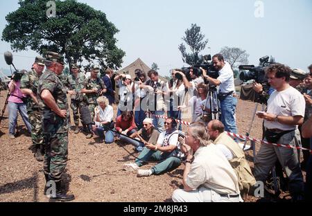 Au camp américain, le GEN de l'armée John M. Shalikashvili, Président des chefs d'ÉTAT-MAJOR interarmées, tient une conférence de presse à l'intention des reporters couvrant la crise des réfugiés rwandais. Objet opération/série: BASE DE L'ESPOIR DE SOUTIEN: Goma pays: Zaïre (ZAR) Banque D'Images