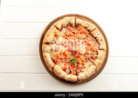 Neapaitan pizza avec tomates sur fond blanc vue de dessus Banque D'Images