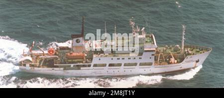 Vue aérienne à tribord du navire de recherche russe Akademik Boris Petrov AKADEMIK M. A. LAVRENTYEV en cours dans la région du Pacifique occidental. Notez la différence entre les vues bâbord (vue précédente) et tribord, ce qui donne l'impression qu'il s'agit de deux vaisseaux distincts. Pays : Océan Pacifique (POC) Banque D'Images