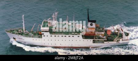 ... Vue aérienne du côté du port du navire de recherche russe Akademik Boris Petrov AKADEMIK M. A. LAVRENTYEV en cours dans la région du Pacifique occidental. Notez la différence entre la vue tribord (vue suivante) et la vue bâbord, ce qui fait qu'elle semble être deux vaisseaux distincts. Pays : Océan Pacifique (POC) Banque D'Images