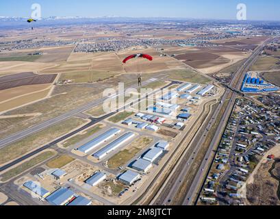 Parachutistes sautant hors des avions Banque D'Images