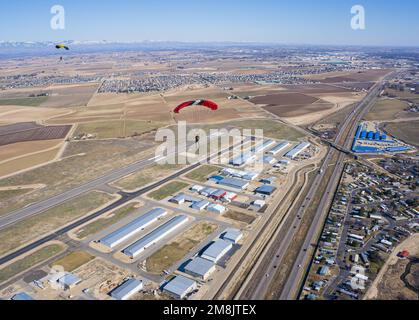 Parachutistes sautant hors des avions Banque D'Images