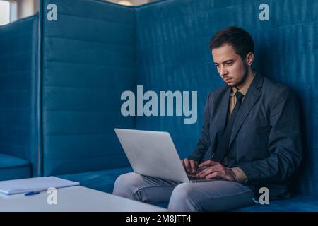 Homme d'affaires travaille dans une armoire pour les entreprises. Banque D'Images