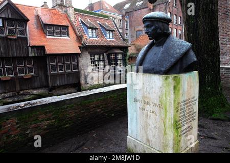 Juan Luis Vives statue, Bruges, Flandre occidentale, ville flamande de Belgique. Banque D'Images