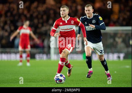 Riley McGree de Middlesbrough passe devant George Saville de Millwall lors du match de championnat Sky Bet entre Middlesbrough et Millwall au stade Riverside, à Middlesbrough, le samedi 14th janvier 2023. (Crédit : Trevor Wilkinson | ACTUALITÉS MI) crédit : ACTUALITÉS MI et sport /Actualités Alay Live Banque D'Images