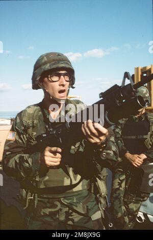 LE Sergent DE l'armée AMÉRICAINE John Sandler, du Bataillon 2nd, Brigade d'infanterie légère 22nd, fort Drum (New York), simule des fentes avec une baïonnette lors de l'entraînement à la perturbation civile en soutien à l'opération MAINTIEN DE LA DÉMOCRATIE à bord de l'USS DWIGHT D. EISENHOWER (CVN 69). La baïonnette est fixée à un fusil M16 avec un lanceur à grenade M203. Objet opération/série: MAINTENIR LA DÉMOCRATIE base: USS Dwight D Eisenhower (CVN 69) Banque D'Images