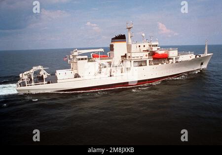 Un quart à tribord du navire de surveillance du commandement militaire de Seallift USNS PATHFINDER (T-AGS-60) en cours dans le cadre des essais d'acceptation du constructeur. Pays: Golfe du Mexique Banque D'Images